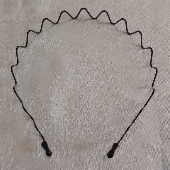 Set Of Headbands, Makeup Brushes And Eyebrow Shaping Template - Picture 6 of 13